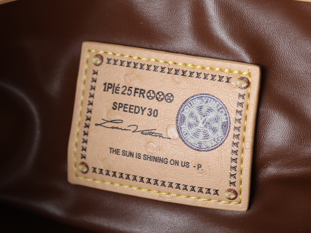 💰140💰升级原版 M13904 M13914 M14064 本款Speedy  Bandoulière 30 手袋采用印有经典 Monogram 图案的牛皮革精心打造，尺寸设计恰到好处：既紧凑轻便，又足以容纳日常所需。手袋在细节处尽显精湛工艺，从复古侧锁到奢华的羊皮革内衬，每处都体现品牌出对品质的不懈追求。除了顶部手柄设计，还配备可拆卸肩带，提供多样化的携带方式。尺寸:32.0 x 22.5 x 18.0 厘米 (长 x 高 x 宽)