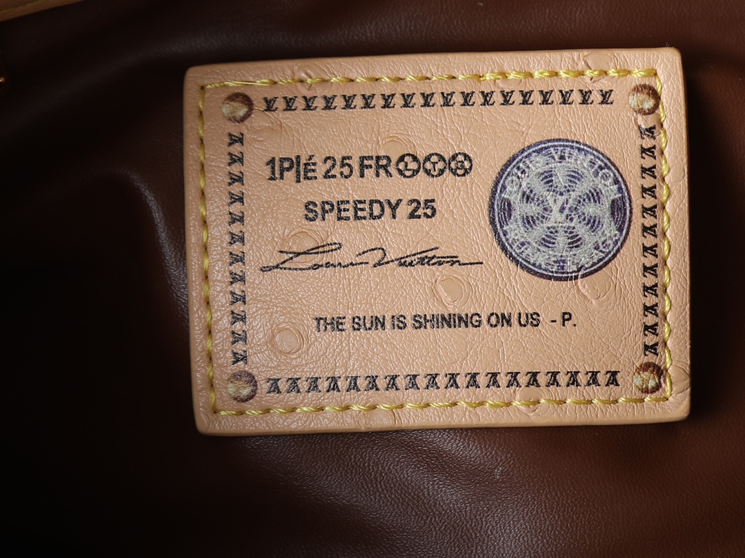 💰130💰升级原版 M13902 M24423 M24424 M24425 M24426 M24443 M11561 M11562 M13912 Speedy  Bandoulière 25 手袋以牛皮革精制而成，呈现独特的日晒渐变效果。作为日常挚选，Speedy  配备一个可拆卸的皮革收纳包，内衬选用质感奢华的羊皮革。双手柄设计结合可调节且可拆卸的肩带，提供多种背携方式，轻松应对不同场合。尺寸:25.0 x 15.0 x 15.0 厘米 (长 x 高 x 宽)
