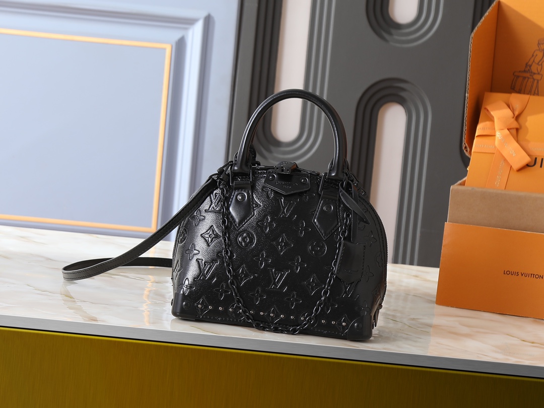 💰320💰升级原版 M26084 M27812 本款Alma BB 手袋经焕新演绎，成为 Trunk 系列的新成员，以经典标识致敬品牌悠久的旅行文化。手袋甄选 Monogram 帆布，搭配深邃皮革饰边，并以耀目金属包角和饰钉点缀。此版本配有可拆卸链条，可与可调节肩带搭配或单独使用。尺寸:22 x 19 x 11 (厘米) ((长 x 高 x 宽)