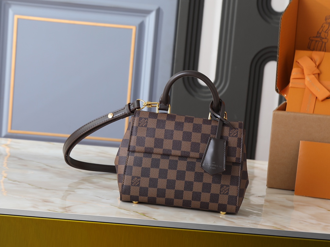 升级原版 N00097 M46055 本款BOND STREET BB 手袋由Damier Ebene帆布与Cuir Taurillon皮革的精巧搭配裁制而成的Bond Street BB手袋,配有皮革姓名吊牌,正中的路易威登印字条纹装饰格外优雅.此款单手柄包袋拥有多种背携方式:既可提于手中,挎于手肘,亦可借拆卸式包带背于肩头.可爱的小巧尺寸,足以容纳钱包、钥匙与手机等常用物品.尺寸:24 x 17 x 9.5 cm(长x 高x 宽)