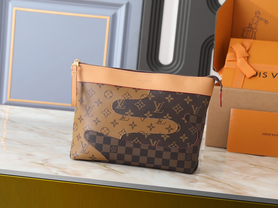 💰250💰升级原版 M82543 M82545 M26015 M14057 M14926 M26970 M13198 M13199 M13356 M12665 M26828 M26827 本款 Pochette Voyage Souple 手拿包取材经典 Monogram 涂层帆布,依托日本 Boro 拼布工艺为包身融入 Damier 和 Monogram Reverse 帆布贴饰,以品牌经典图案组合诠释摩登格调。尺寸:30 x 21 x 7.5 (厘米) ((长 x 高 x 宽)