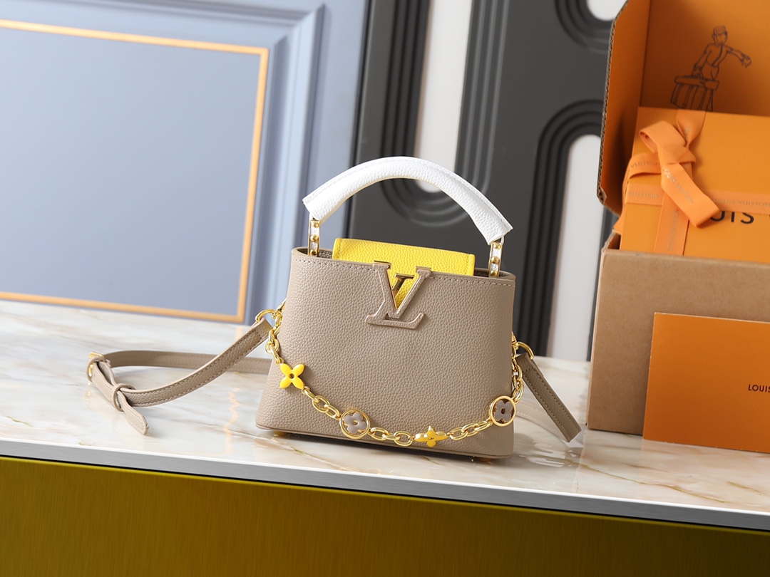 💰340💰广州货 升级原版 M25386 M11343 M11342 M22514 M22375 M20845 M20844 本款 Capucines BB 手袋取材 Taurillon 牛皮革，为手柄、翻盖和包身分别渲染韵致各异的柔和色调，再于可拆卸链条融入珐琅 Monogram 花卉装饰。搭配可拆卸肩带，实现多种背携体验。尺寸:21 x 13.6 x 8 (厘米) ((长 x 高 x 宽)