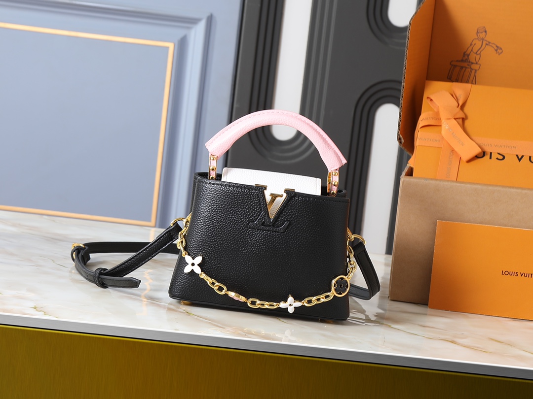 💰340💰广州货 升级原版 M25386 M11343 M11342 M22514 M22375 M20845 M20844 本款 Capucines BB 手袋取材 Taurillon 牛皮革，为手柄、翻盖和包身分别渲染韵致各异的柔和色调，再于可拆卸链条融入珐琅 Monogram 花卉装饰。搭配可拆卸肩带，实现多种背携体验。尺寸:21 x 13.6 x 8 (厘米) ((长 x 高 x 宽)