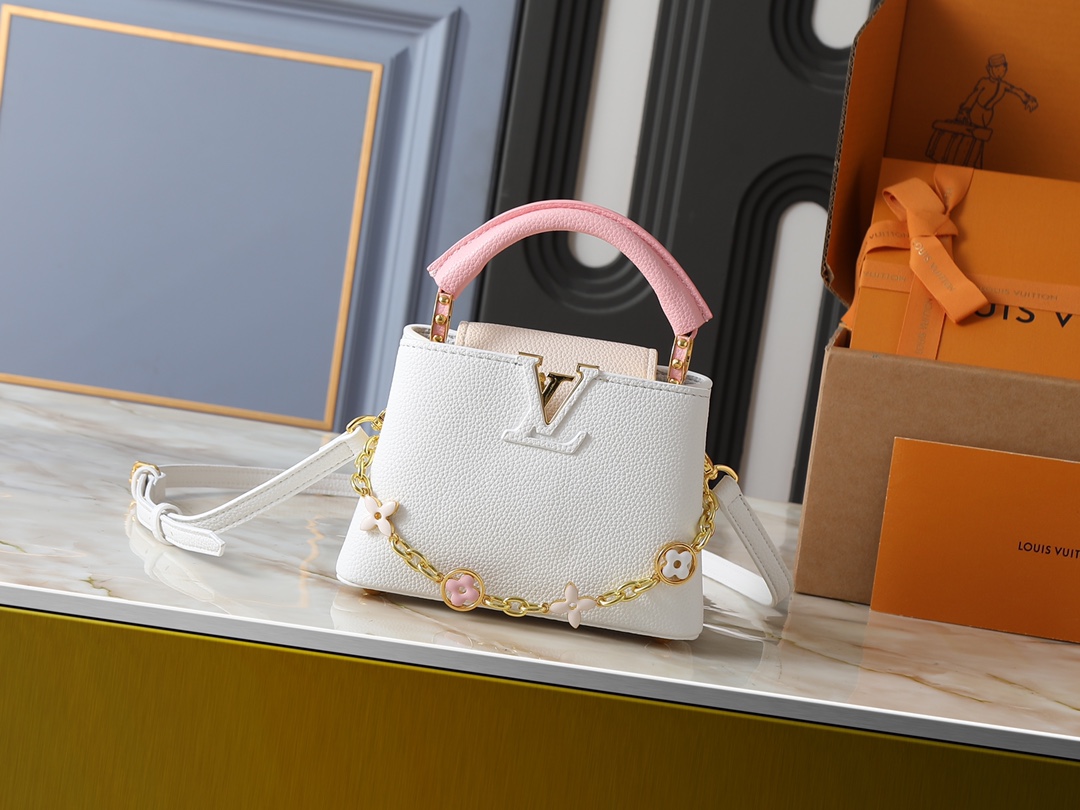 💰340💰广州货 升级原版 M25386 M11343 M11342 M22514 M22375 M20845 M20844 本款 Capucines BB 手袋取材 Taurillon 牛皮革，为手柄、翻盖和包身分别渲染韵致各异的柔和色调，再于可拆卸链条融入珐琅 Monogram 花卉装饰。搭配可拆卸肩带，实现多种背携体验。尺寸:21 x 13.6 x 8 (厘米) ((长 x 高 x 宽)