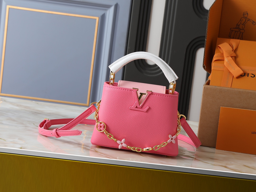 💰340💰广州货 升级原版 M25386 M11343 M11342 M22514 M22375 M20845 M20844 本款 Capucines BB 手袋取材 Taurillon 牛皮革，为手柄、翻盖和包身分别渲染韵致各异的柔和色调，再于可拆卸链条融入珐琅 Monogram 花卉装饰。搭配可拆卸肩带，实现多种背携体验。尺寸:21 x 13.6 x 8 (厘米) ((长 x 高 x 宽)