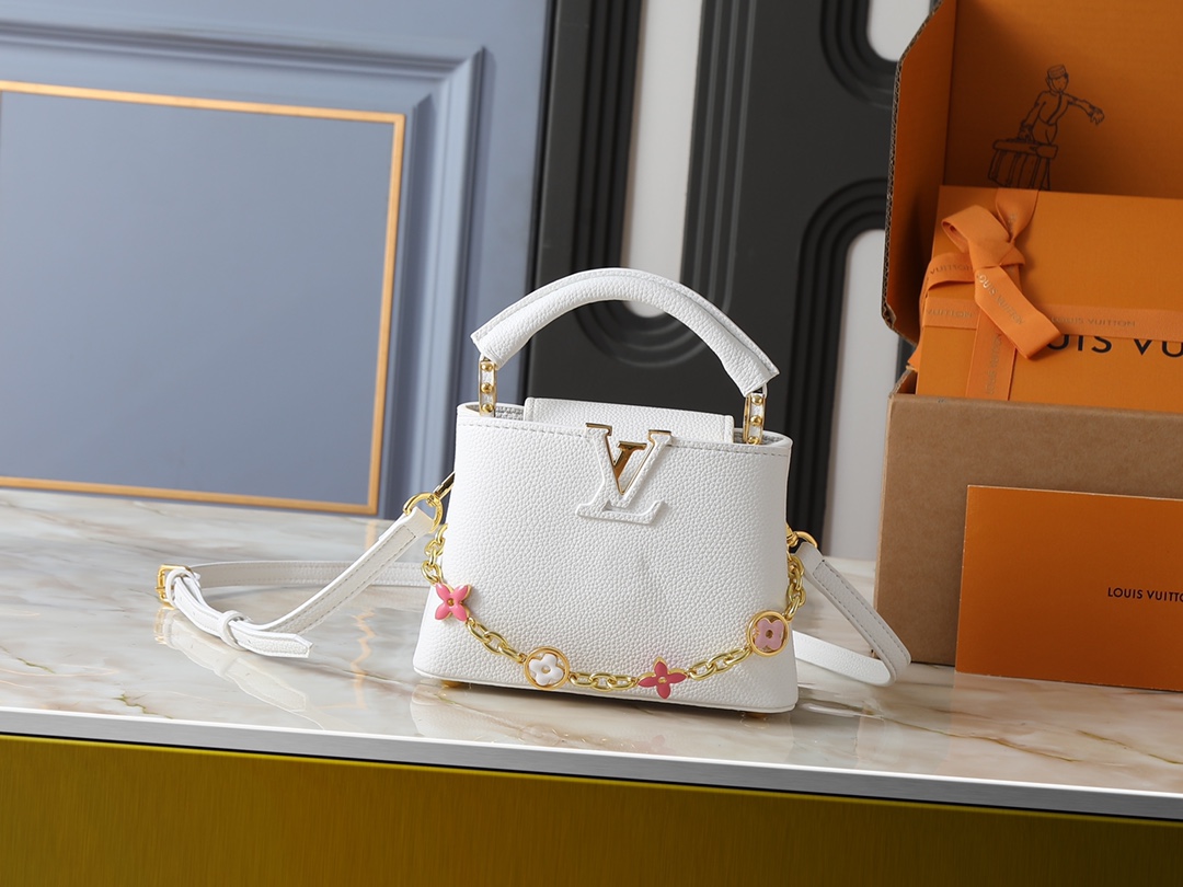💰340💰广州货 升级原版 M25386 M11343 M11342 M22514 M22375 M20845 M20844 本款 Capucines BB 手袋取材 Taurillon 牛皮革，为手柄、翻盖和包身分别渲染韵致各异的柔和色调，再于可拆卸链条融入珐琅 Monogram 花卉装饰。搭配可拆卸肩带，实现多种背携体验。尺寸:21 x 13.6 x 8 (厘米) ((长 x 高 x 宽)