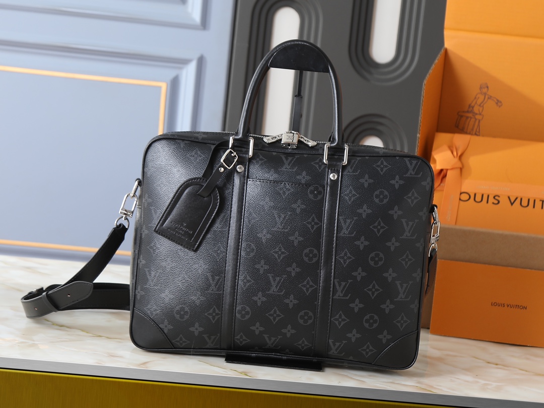 💰340💰升级原版 M46457-40445-40444 Voyage 小号公文包取材 Damier Infini 牛皮革，以棋盘格压纹传递儒雅风范。皮革裁出手柄和可拆卸名牌，可拆卸并调节的肩带完善功能设计。36.5 x 27.5 x 6 厘米