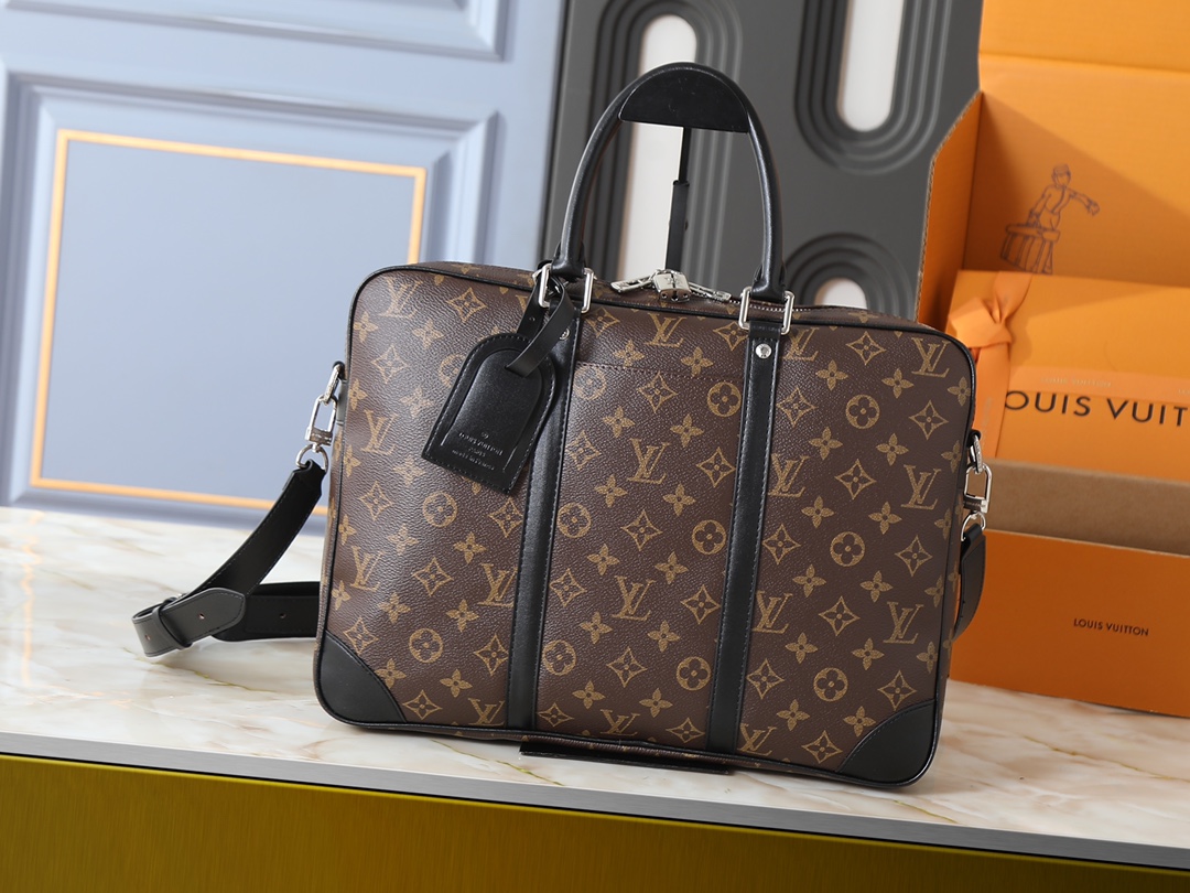 💰340💰升级原版 M46457-40445-40444 Voyage 小号公文包取材 Damier Infini 牛皮革，以棋盘格压纹传递儒雅风范。皮革裁出手柄和可拆卸名牌，可拆卸并调节的肩带完善功能设计。36.5 x 27.5 x 6 厘米