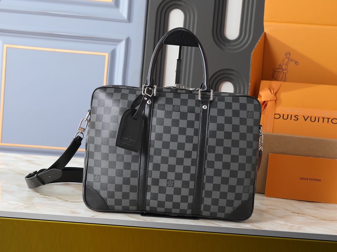 💰340💰升级原版 M46457-40445-40444 Voyage 小号公文包取材 Damier Infini 牛皮革，以棋盘格压纹传递儒雅风范。皮革裁出手柄和可拆卸名牌，可拆卸并调节的肩带完善功能设计。36.5 x 27.5 x 6 厘米