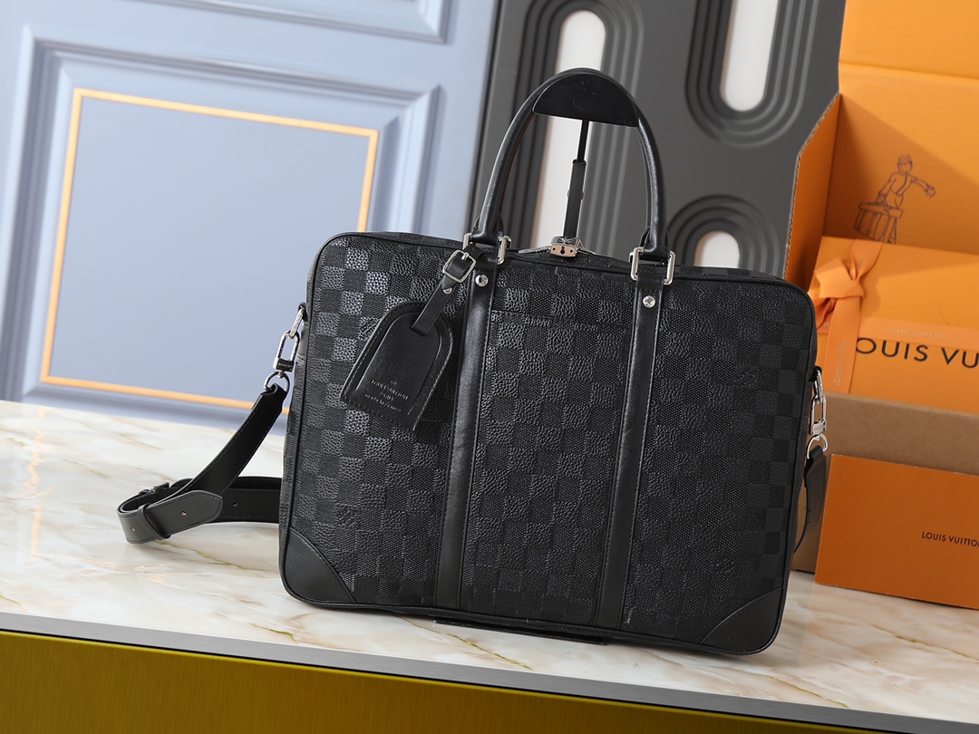 💰340💰升级原版 M46457-40445-40444 Voyage 小号公文包取材 Damier Infini 牛皮革，以棋盘格压纹传递儒雅风范。皮革裁出手柄和可拆卸名牌，可拆卸并调节的肩带完善功能设计。36.5 x 27.5 x 6 厘米