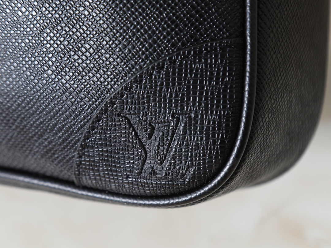 💰340💰升级原版 M46457-40445-40444 Voyage 小号公文包取材 Damier Infini 牛皮革,以棋盘格压纹传递儒雅风范。皮革裁出手柄和可拆卸名牌,可拆卸并调节的肩带完善功能设计。36.5 x 27.5 x 6 厘米