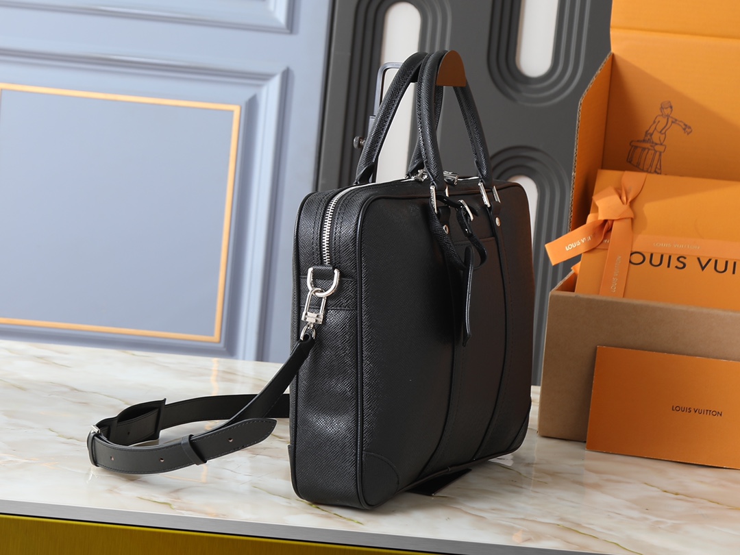 💰340💰升级原版 M46457-40445-40444 Voyage 小号公文包取材 Damier Infini 牛皮革,以棋盘格压纹传递儒雅风范。皮革裁出手柄和可拆卸名牌,可拆卸并调节的肩带完善功能设计。36.5 x 27.5 x 6 厘米