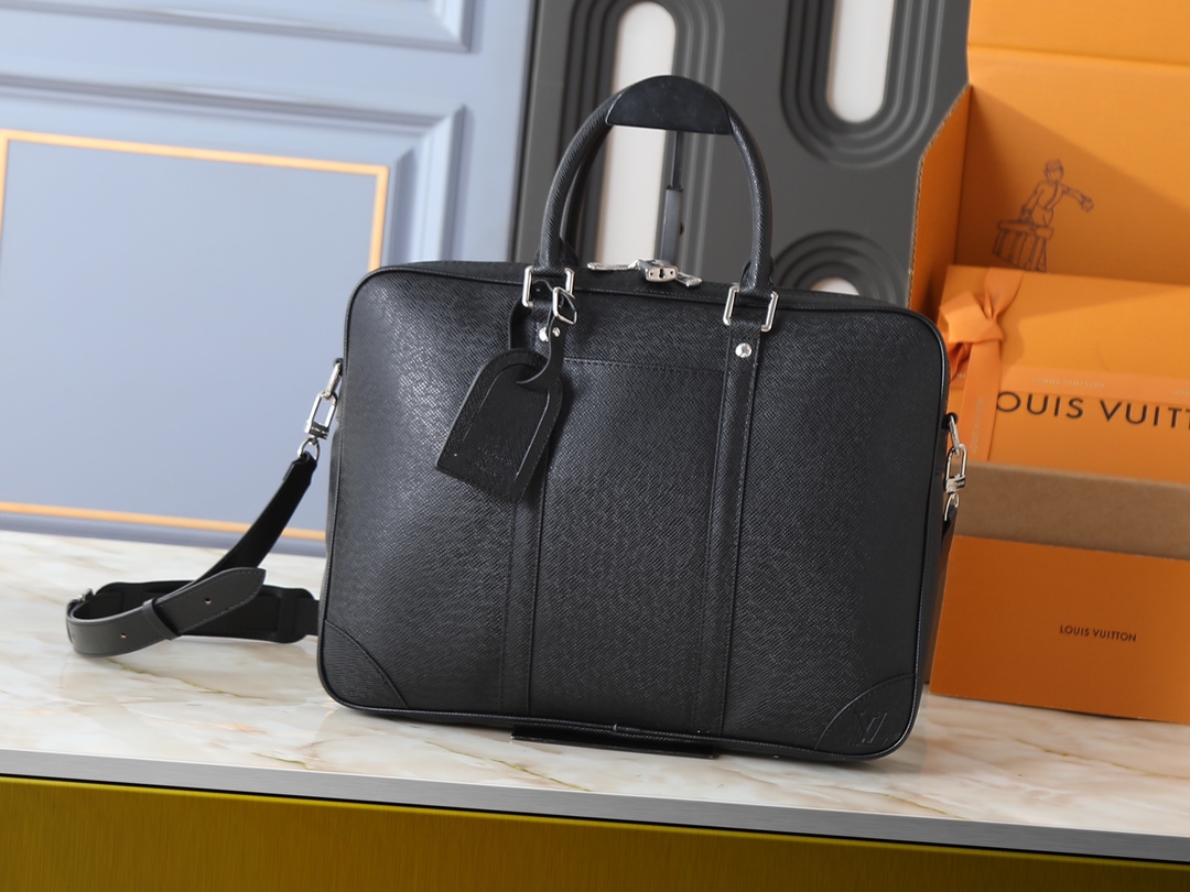 💰340💰升级原版 M46457-40445-40444 Voyage 小号公文包取材 Damier Infini 牛皮革，以棋盘格压纹传递儒雅风范。皮革裁出手柄和可拆卸名牌，可拆卸并调节的肩带完善功能设计。36.5 x 27.5 x 6 厘米