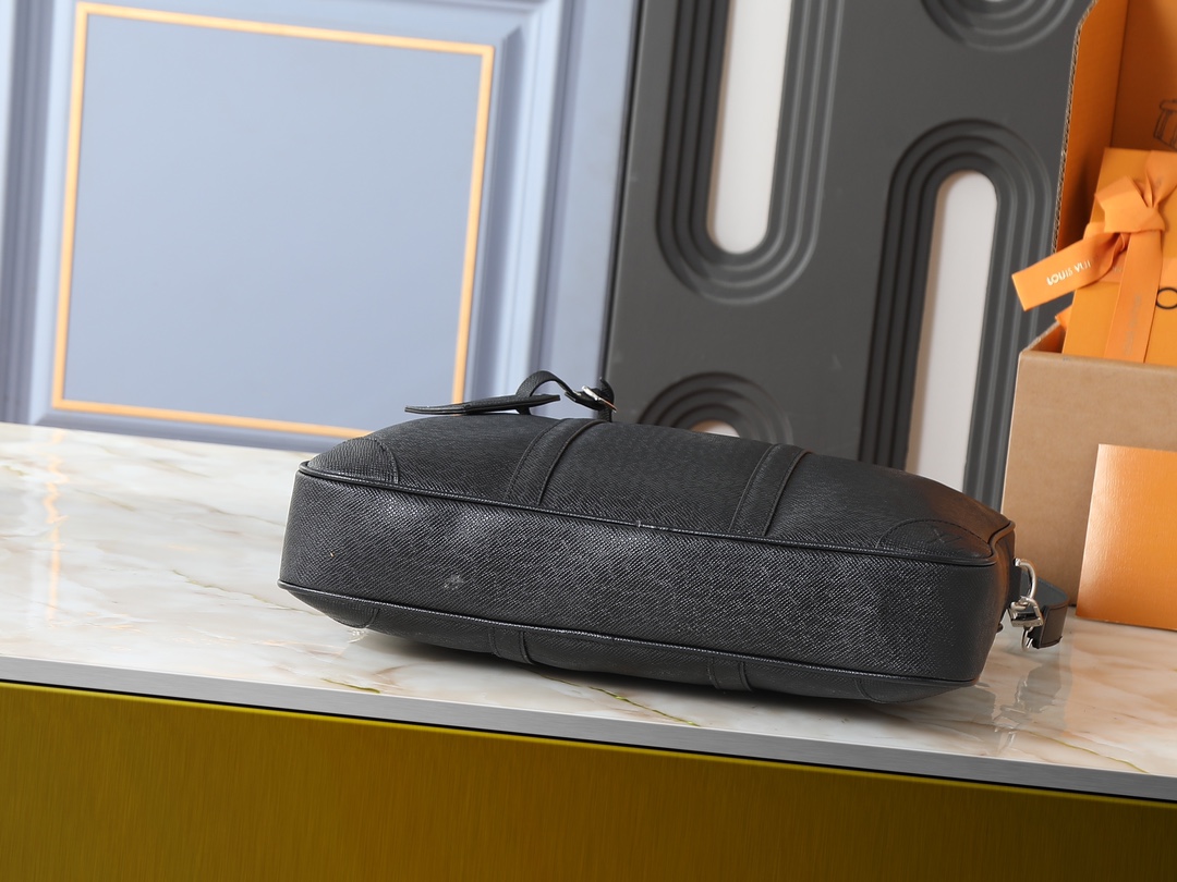 💰340💰升级原版 M46457-40445-40444 Voyage 小号公文包取材 Damier Infini 牛皮革,以棋盘格压纹传递儒雅风范。皮革裁出手柄和可拆卸名牌,可拆卸并调节的肩带完善功能设计。36.5 x 27.5 x 6 厘米