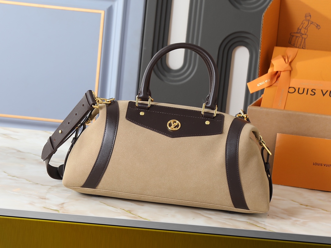 💰350💰升级原版 M14700 M26563 M14702 M27273 M28141 M14623 M25566 M26596 M26640 M14514 M14721 M25561 M27918 本款 LV Biker 中号手袋瞩目亮相 2025 春夏秀场，以经典机车夹克灵感展现 Nicolas Ghesquière 眼中刚柔并济的女性风情。像素效果羊皮革与光滑牛皮革饰边及莹泽金属件互为映衬，灵活滑带可扩展包身，舒适皮革肩带实现肩背或斜挎。尺寸:38 x 15 x 15 (厘米) ((长 x 高 x 宽)