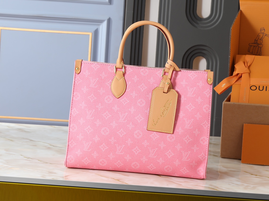 升级原版 M28289 M45495 M44571 为庆贺路易威登 Monogram 图案问世 130 周年,此款 OnTheGo 中号手袋选择 Monogram Origine Bleu Courrier 图案帆布,以复古视角重绎经典元素.牛皮革裁出肩带、手柄和地址牌,开启可见条纹内衬和口袋.拉链袋稳妥收纳贵重小物.尺寸:35 x 27 x 14 (厘米) ((长 x 高 x 宽)