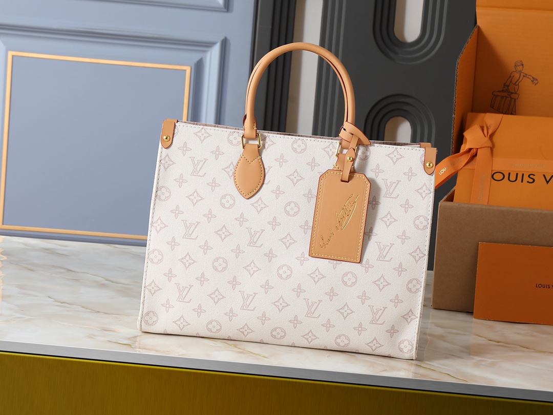 升级原版 M28289 M45495 M44571 为庆贺路易威登 Monogram 图案问世 130 周年,此款 OnTheGo 中号手袋选择 Monogram Origine Bleu Courrier 图案帆布,以复古视角重绎经典元素.牛皮革裁出肩带、手柄和地址牌,开启可见条纹内衬和口袋.拉链袋稳妥收纳贵重小物.尺寸:35 x 27 x 14 (厘米) ((长 x 高 x 宽)