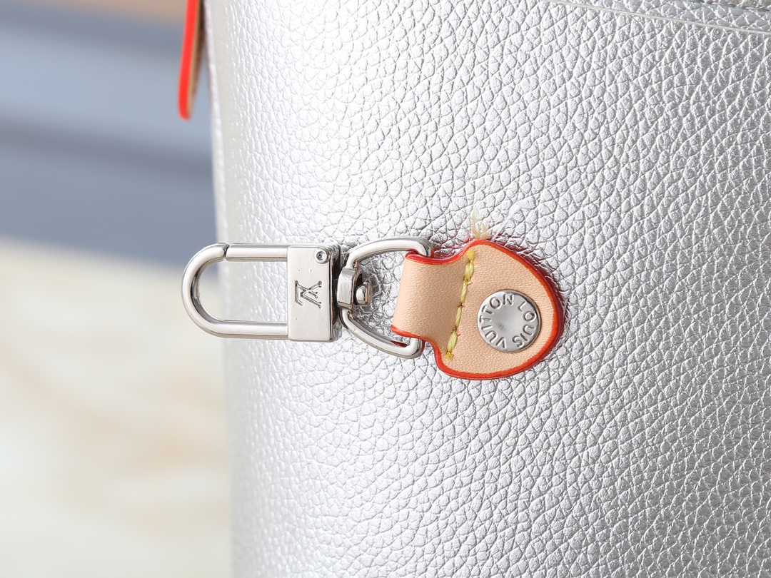 💰大170，小120💰升级原版🔥双面可用🔥M12061 M25665 M14994 M11946 M12099 M40995 极具传奇色彩的neverfull中号手袋： 总是能够满足您对手提包的各种需要。 容量大却不显笨重，挺括而手感柔软，居家出行皆宜。 束紧侧边系带，立刻变身为一款时尚的都市手袋。 松开系带，又变成一款别致而实用的手提包。 细长的皮革手柄既宜肩背，亦可挽拎于臂间。 此处显示的此款以 damier azur 帆布制成。尺寸:大31x28x14，小25x16x10