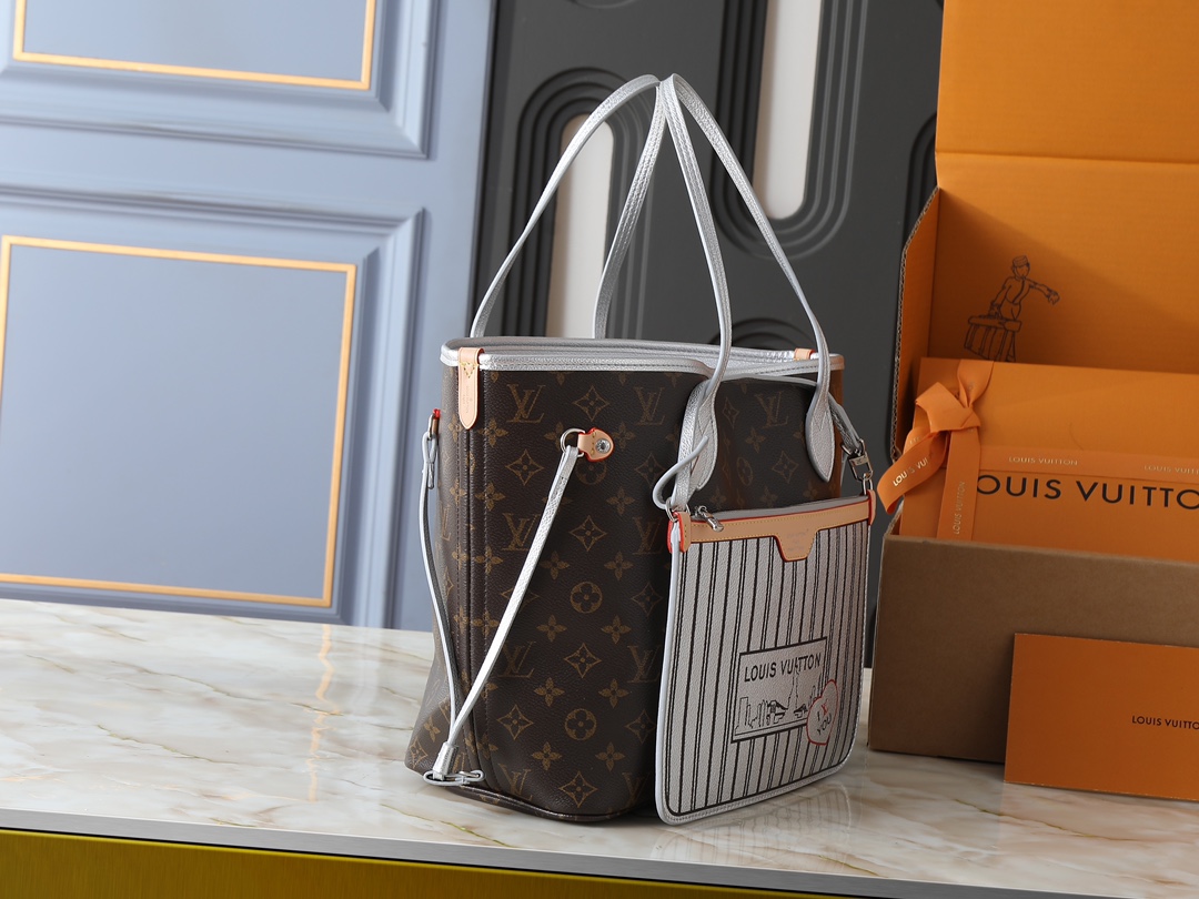 💰大170，小120💰升级原版🔥双面可用🔥M12061 M25665 M14994 M11946 M12099 M40995 极具传奇色彩的neverfull中号手袋： 总是能够满足您对手提包的各种需要。 容量大却不显笨重，挺括而手感柔软，居家出行皆宜。 束紧侧边系带，立刻变身为一款时尚的都市手袋。 松开系带，又变成一款别致而实用的手提包。 细长的皮革手柄既宜肩背，亦可挽拎于臂间。 此处显示的此款以 damier azur 帆布制成。尺寸:大31x28x14，小25x16x10