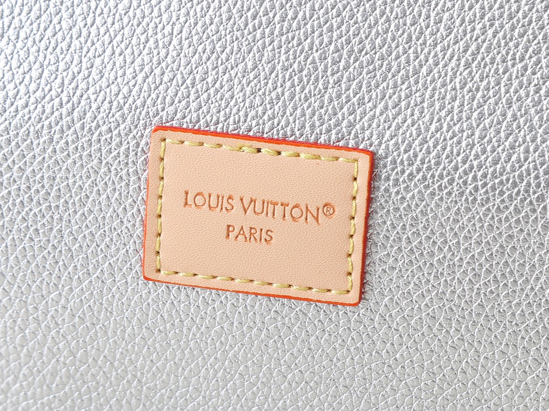 💰大170，小120💰升级原版🔥双面可用🔥M12061 M25665 M14994 M11946 M12099 M40995 极具传奇色彩的neverfull中号手袋： 总是能够满足您对手提包的各种需要。 容量大却不显笨重，挺括而手感柔软，居家出行皆宜。 束紧侧边系带，立刻变身为一款时尚的都市手袋。 松开系带，又变成一款别致而实用的手提包。 细长的皮革手柄既宜肩背，亦可挽拎于臂间。 此处显示的此款以 damier azur 帆布制成。尺寸:大31x28x14，小25x16x10