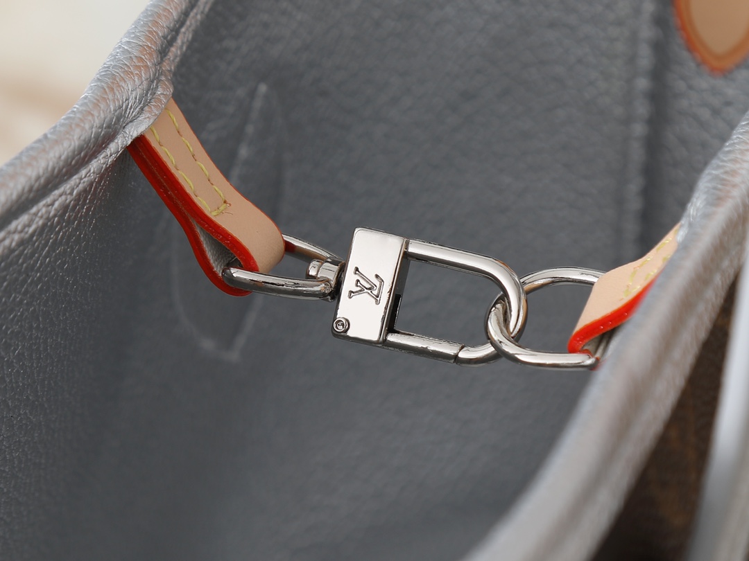 💰大170，小120💰升级原版🔥双面可用🔥M12061 M25665 M14994 M11946 M12099 M40995 极具传奇色彩的neverfull中号手袋： 总是能够满足您对手提包的各种需要。 容量大却不显笨重，挺括而手感柔软，居家出行皆宜。 束紧侧边系带，立刻变身为一款时尚的都市手袋。 松开系带，又变成一款别致而实用的手提包。 细长的皮革手柄既宜肩背，亦可挽拎于臂间。 此处显示的此款以 damier azur 帆布制成。尺寸:大31x28x14，小25x16x10