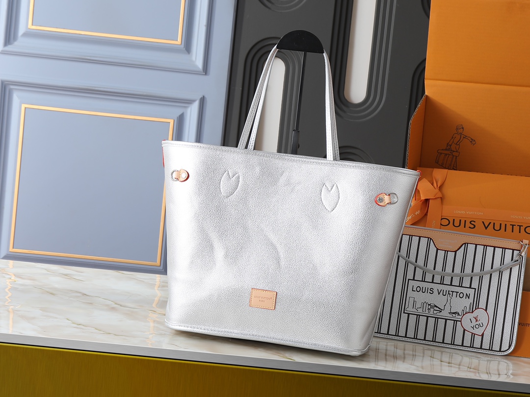 💰大170，小120💰升级原版🔥双面可用🔥M12061 M25665 M14994 M11946 M12099 M40995 极具传奇色彩的neverfull中号手袋： 总是能够满足您对手提包的各种需要。 容量大却不显笨重，挺括而手感柔软，居家出行皆宜。 束紧侧边系带，立刻变身为一款时尚的都市手袋。 松开系带，又变成一款别致而实用的手提包。 细长的皮革手柄既宜肩背，亦可挽拎于臂间。 此处显示的此款以 damier azur 帆布制成。尺寸:大31x28x14，小25x16x10