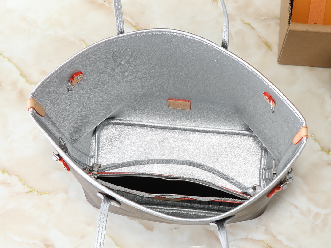 💰大170，小120💰升级原版🔥双面可用🔥M12061 M25665 M14994 M11946 M12099 M40995 极具传奇色彩的neverfull中号手袋： 总是能够满足您对手提包的各种需要。 容量大却不显笨重，挺括而手感柔软，居家出行皆宜。 束紧侧边系带，立刻变身为一款时尚的都市手袋。 松开系带，又变成一款别致而实用的手提包。 细长的皮革手柄既宜肩背，亦可挽拎于臂间。 此处显示的此款以 damier azur 帆布制成。尺寸:大31x28x14，小25x16x10