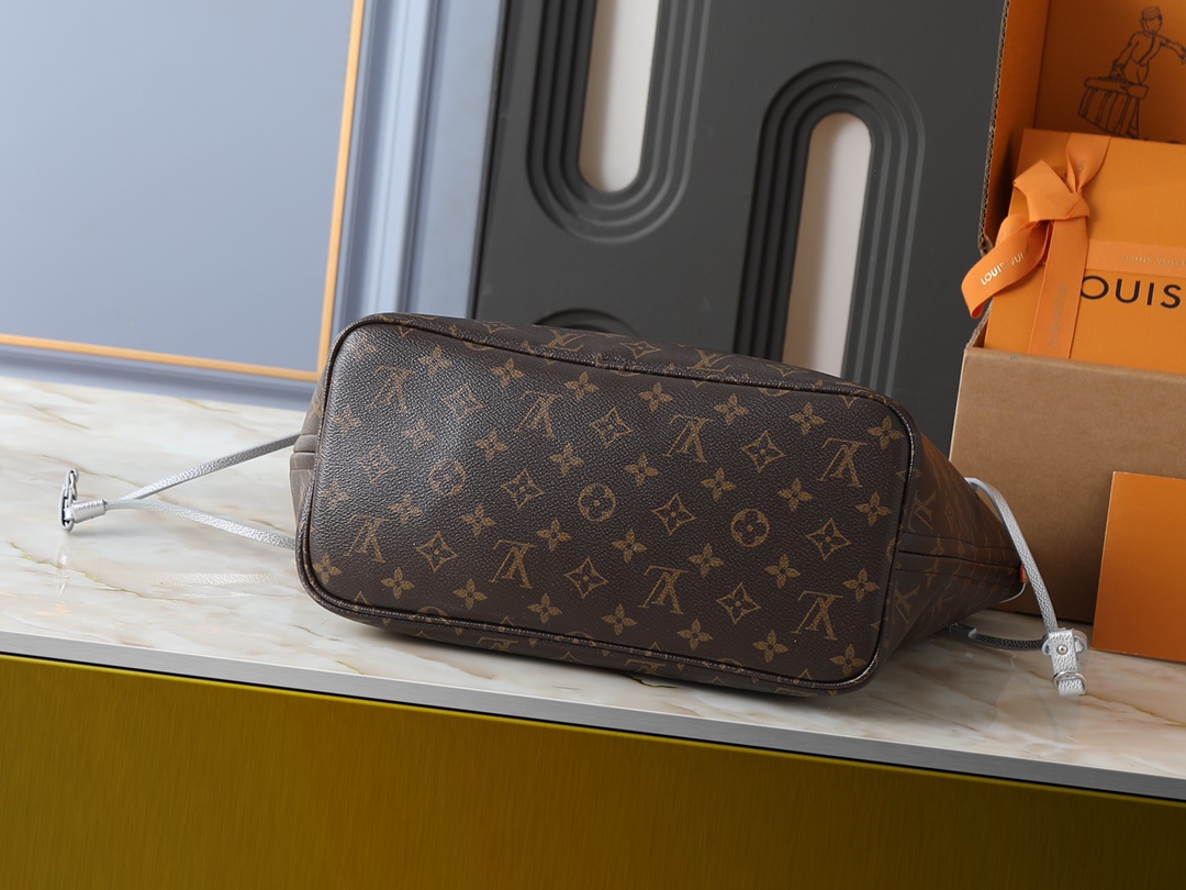 💰大170，小120💰升级原版🔥双面可用🔥M12061 M25665 M14994 M11946 M12099 M40995 极具传奇色彩的neverfull中号手袋： 总是能够满足您对手提包的各种需要。 容量大却不显笨重，挺括而手感柔软，居家出行皆宜。 束紧侧边系带，立刻变身为一款时尚的都市手袋。 松开系带，又变成一款别致而实用的手提包。 细长的皮革手柄既宜肩背，亦可挽拎于臂间。 此处显示的此款以 damier azur 帆布制成。尺寸:大31x28x14，小25x16x10