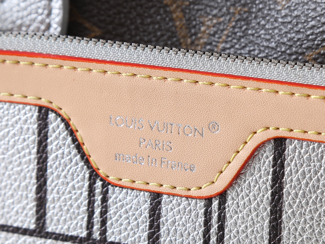 💰大170，小120💰升级原版🔥双面可用🔥M12061 M25665 M14994 M11946 M12099 M40995 极具传奇色彩的neverfull中号手袋： 总是能够满足您对手提包的各种需要。 容量大却不显笨重，挺括而手感柔软，居家出行皆宜。 束紧侧边系带，立刻变身为一款时尚的都市手袋。 松开系带，又变成一款别致而实用的手提包。 细长的皮革手柄既宜肩背，亦可挽拎于臂间。 此处显示的此款以 damier azur 帆布制成。尺寸:大31x28x14，小25x16x10