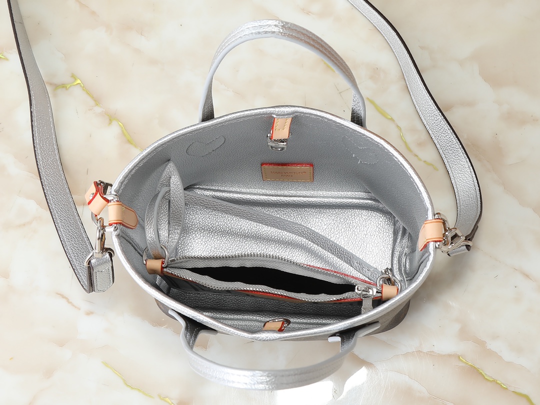 💰大170，小120💰升级原版🔥双面可用🔥M12061 M25665 M14994 M11946 M12099 M40995 极具传奇色彩的neverfull中号手袋： 总是能够满足您对手提包的各种需要。 容量大却不显笨重，挺括而手感柔软，居家出行皆宜。 束紧侧边系带，立刻变身为一款时尚的都市手袋。 松开系带，又变成一款别致而实用的手提包。 细长的皮革手柄既宜肩背，亦可挽拎于臂间。 此处显示的此款以 damier azur 帆布制成。尺寸:大31x28x14，小25x16x10