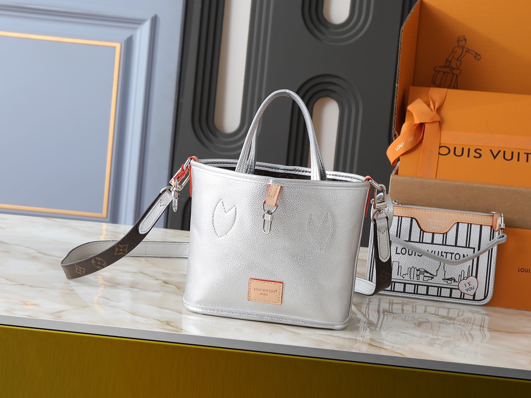 💰大170，小120💰升级原版🔥双面可用🔥M12061 M25665 M14994 M11946 M12099 M40995 极具传奇色彩的neverfull中号手袋： 总是能够满足您对手提包的各种需要。 容量大却不显笨重，挺括而手感柔软，居家出行皆宜。 束紧侧边系带，立刻变身为一款时尚的都市手袋。 松开系带，又变成一款别致而实用的手提包。 细长的皮革手柄既宜肩背，亦可挽拎于臂间。 此处显示的此款以 damier azur 帆布制成。尺寸:大31x28x14，小25x16x10