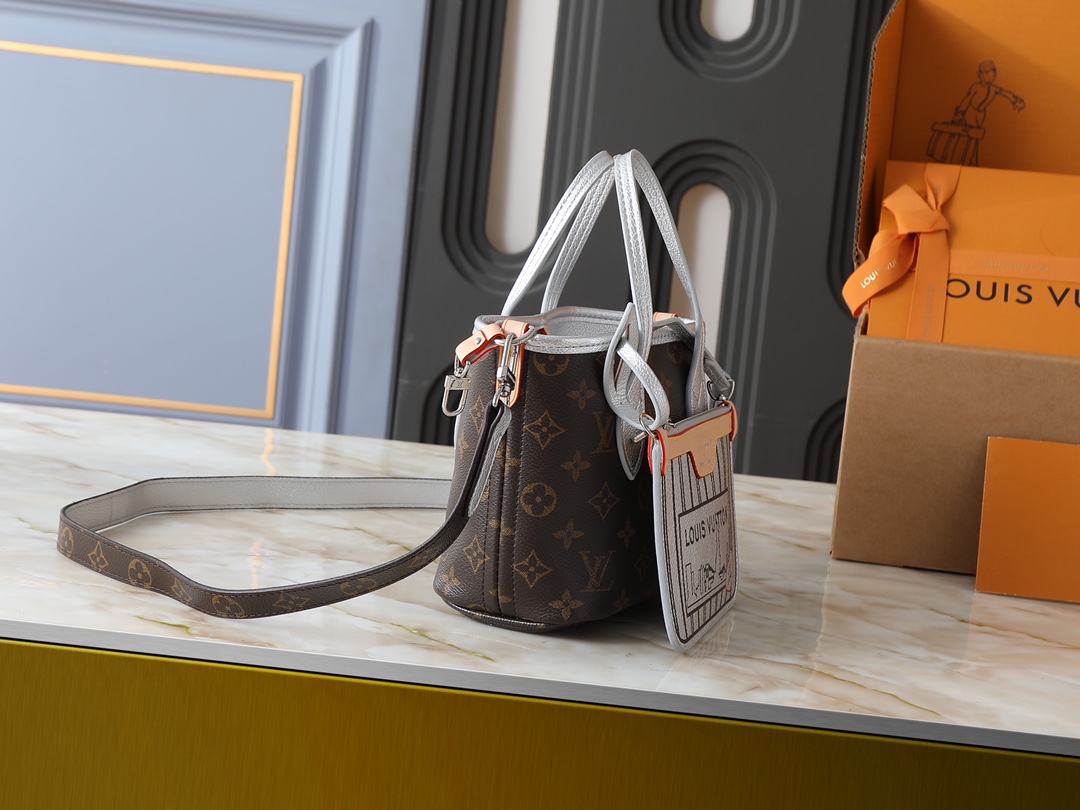 💰大170，小120💰升级原版🔥双面可用🔥M12061 M25665 M14994 M11946 M12099 M40995 极具传奇色彩的neverfull中号手袋： 总是能够满足您对手提包的各种需要。 容量大却不显笨重，挺括而手感柔软，居家出行皆宜。 束紧侧边系带，立刻变身为一款时尚的都市手袋。 松开系带，又变成一款别致而实用的手提包。 细长的皮革手柄既宜肩背，亦可挽拎于臂间。 此处显示的此款以 damier azur 帆布制成。尺寸:大31x28x14，小25x16x10