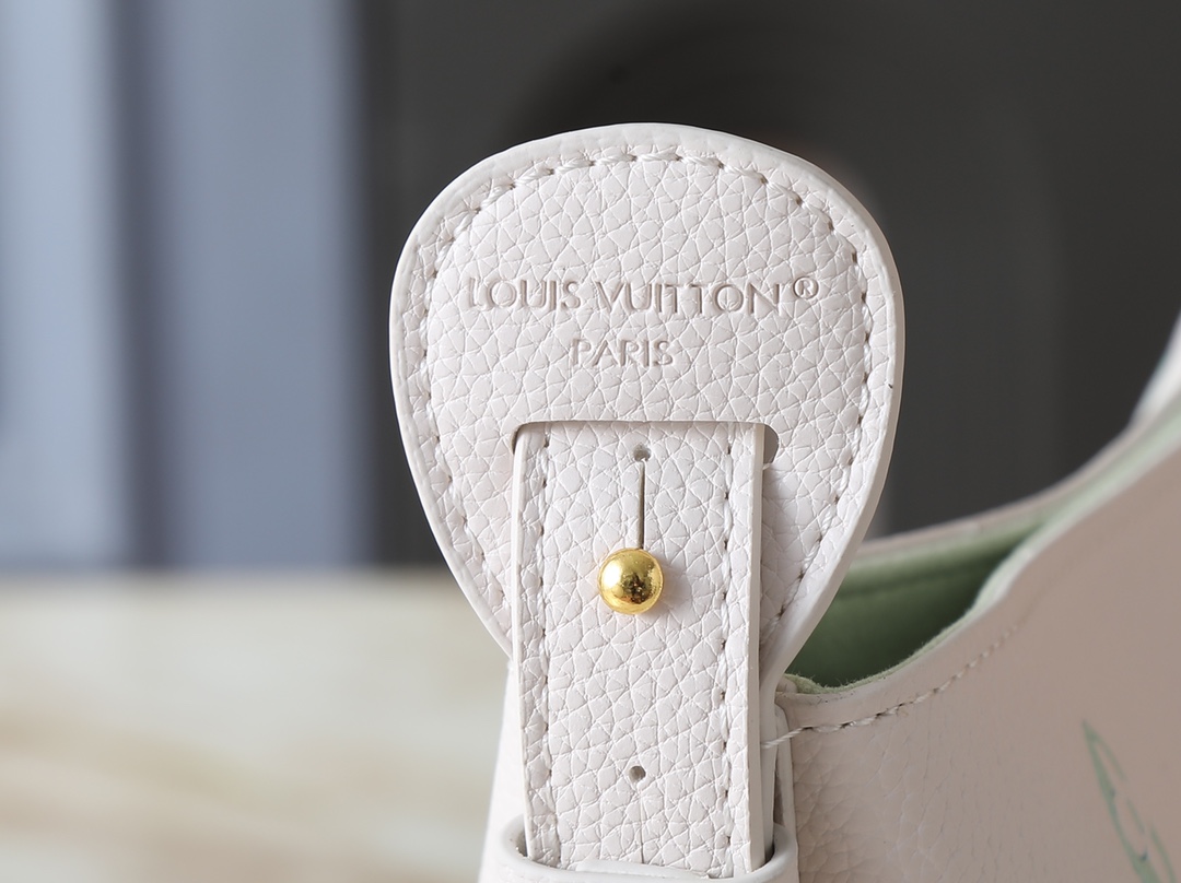 💰110💰升级原版 M27570 M28315 M27529 M12925 M28820 M12926 M13480 M13044 M14356 M13045 M13089 本款 All In BB 手袋以淡雅色调点亮视线，为日常造型注入清新活力。Monogram Empreinte 皮革包身配有莹泽金属件，装饰名牌和挂锁致敬品牌典藏行李箱设计，多种背携方式令日常所需优雅随行。尺寸:16 x 18 x 12 (厘米) ((长 x 高 x 宽)