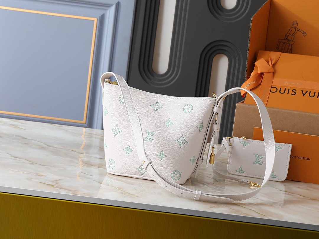 💰110💰升级原版 M27570 M28315 M27529 M12925 M28820 M12926 M13480 M13044 M14356 M13045 M13089 本款 All In BB 手袋以淡雅色调点亮视线，为日常造型注入清新活力。Monogram Empreinte 皮革包身配有莹泽金属件，装饰名牌和挂锁致敬品牌典藏行李箱设计，多种背携方式令日常所需优雅随行。尺寸:16 x 18 x 12 (厘米) ((长 x 高 x 宽)