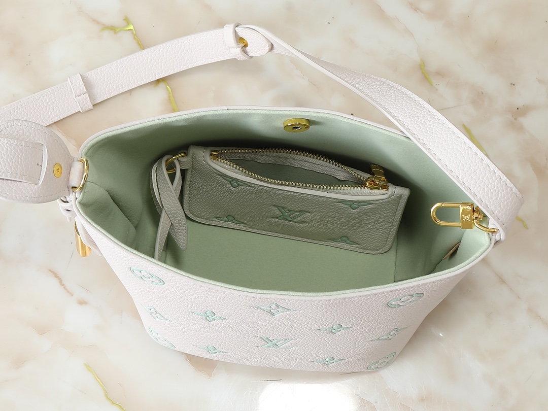 💰110💰升级原版 M27570 M28315 M27529 M12925 M28820 M12926 M13480 M13044 M14356 M13045 M13089 本款 All In BB 手袋以淡雅色调点亮视线，为日常造型注入清新活力。Monogram Empreinte 皮革包身配有莹泽金属件，装饰名牌和挂锁致敬品牌典藏行李箱设计，多种背携方式令日常所需优雅随行。尺寸:16 x 18 x 12 (厘米) ((长 x 高 x 宽)