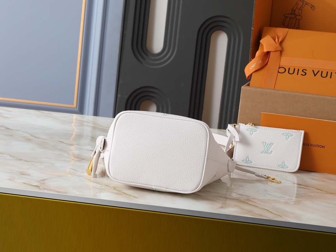 💰110💰升级原版 M27570 M28315 M27529 M12925 M28820 M12926 M13480 M13044 M14356 M13045 M13089 本款 All In BB 手袋以淡雅色调点亮视线，为日常造型注入清新活力。Monogram Empreinte 皮革包身配有莹泽金属件，装饰名牌和挂锁致敬品牌典藏行李箱设计，多种背携方式令日常所需优雅随行。尺寸:16 x 18 x 12 (厘米) ((长 x 高 x 宽)