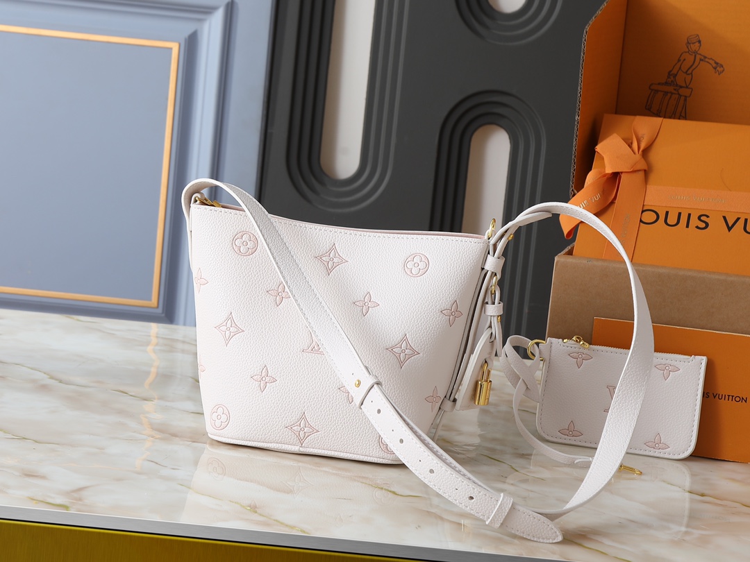 💰110💰升级原版 M27570 M28315 M27529 M12925 M28820 M12926 M13480 M13044 M14356 M13045 M13089 本款 All In BB 手袋以淡雅色调点亮视线，为日常造型注入清新活力。Monogram Empreinte 皮革包身配有莹泽金属件，装饰名牌和挂锁致敬品牌典藏行李箱设计，多种背携方式令日常所需优雅随行。尺寸:16 x 18 x 12 (厘米) ((长 x 高 x 宽)