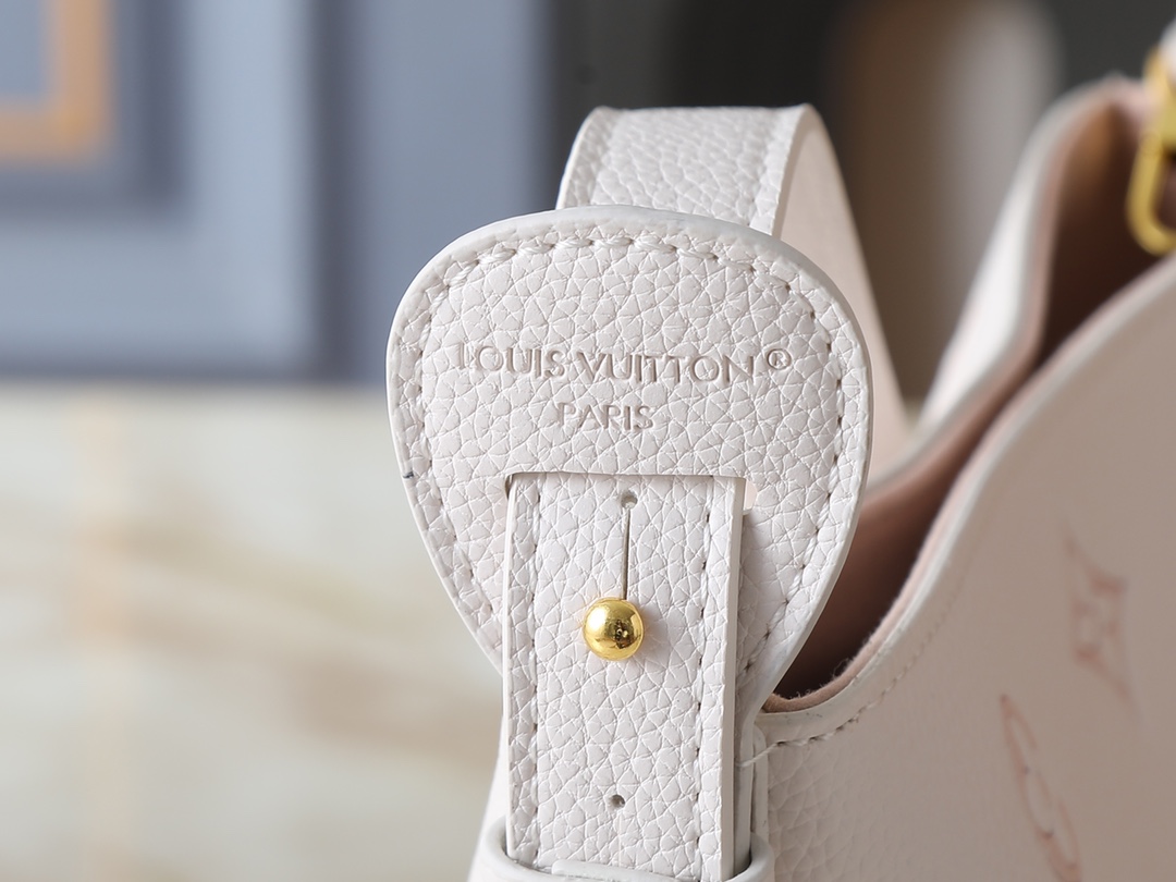 💰110💰升级原版 M27570 M28315 M27529 M12925 M28820 M12926 M13480 M13044 M14356 M13045 M13089 本款 All In BB 手袋以淡雅色调点亮视线，为日常造型注入清新活力。Monogram Empreinte 皮革包身配有莹泽金属件，装饰名牌和挂锁致敬品牌典藏行李箱设计，多种背携方式令日常所需优雅随行。尺寸:16 x 18 x 12 (厘米) ((长 x 高 x 宽)