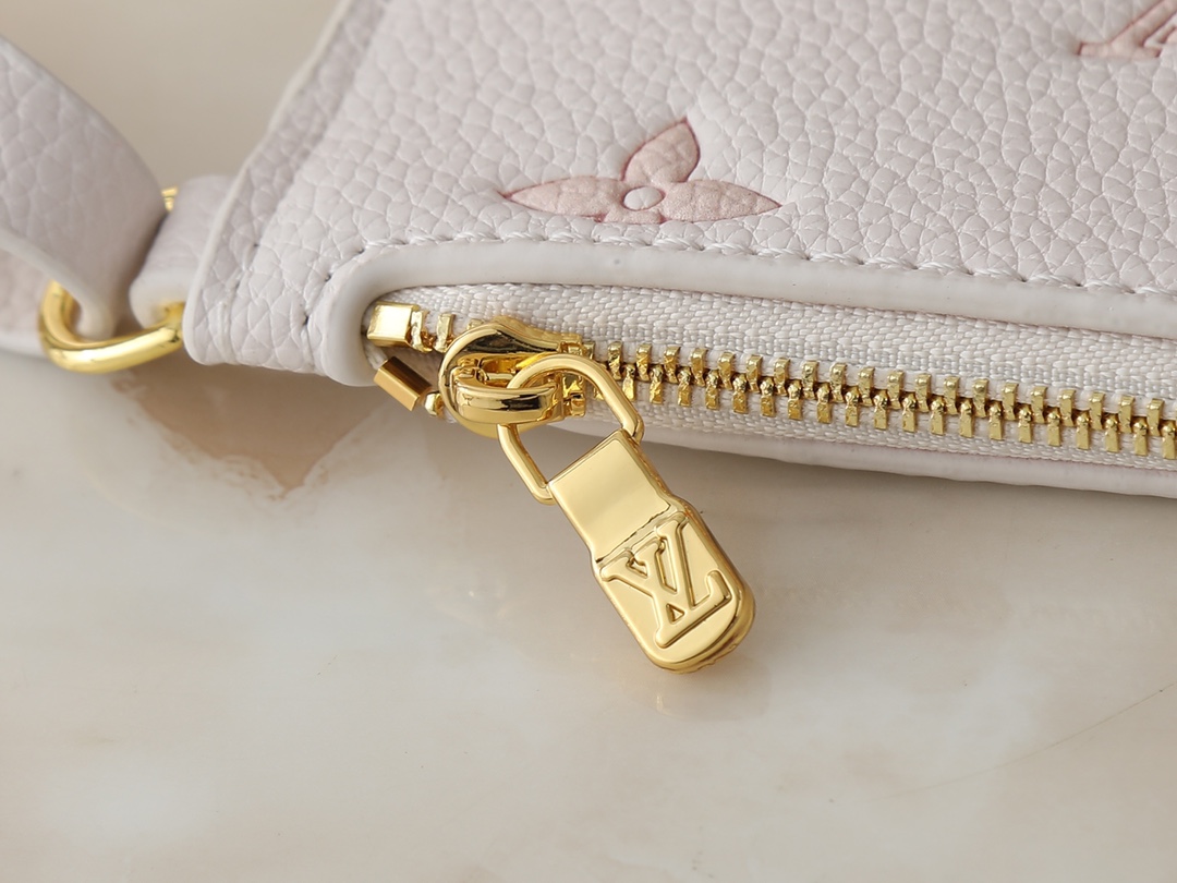 💰110💰升级原版 M27570 M28315 M27529 M12925 M28820 M12926 M13480 M13044 M14356 M13045 M13089 本款 All In BB 手袋以淡雅色调点亮视线，为日常造型注入清新活力。Monogram Empreinte 皮革包身配有莹泽金属件，装饰名牌和挂锁致敬品牌典藏行李箱设计，多种背携方式令日常所需优雅随行。尺寸:16 x 18 x 12 (厘米) ((长 x 高 x 宽)