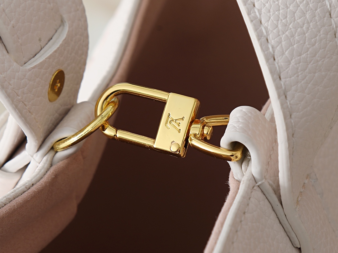 💰110💰升级原版 M27570 M28315 M27529 M12925 M28820 M12926 M13480 M13044 M14356 M13045 M13089 本款 All In BB 手袋以淡雅色调点亮视线，为日常造型注入清新活力。Monogram Empreinte 皮革包身配有莹泽金属件，装饰名牌和挂锁致敬品牌典藏行李箱设计，多种背携方式令日常所需优雅随行。尺寸:16 x 18 x 12 (厘米) ((长 x 高 x 宽)