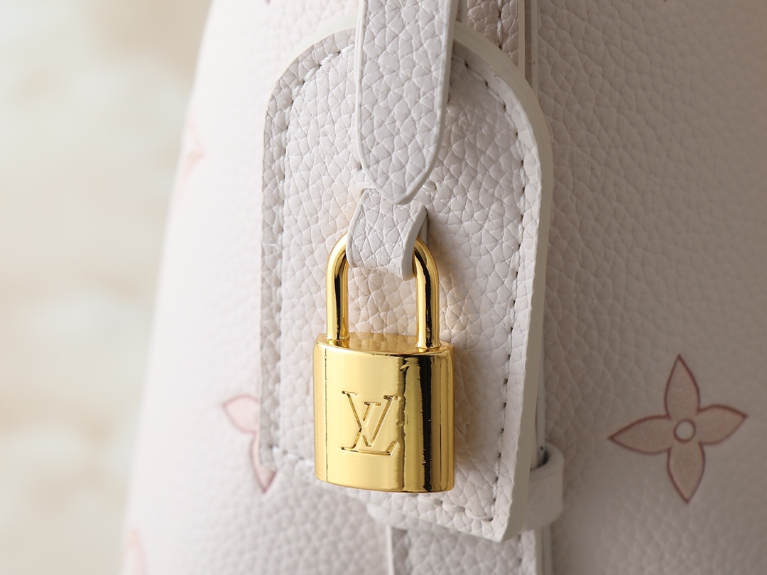 💰110💰升级原版 M27570 M28315 M27529 M12925 M28820 M12926 M13480 M13044 M14356 M13045 M13089 本款 All In BB 手袋以淡雅色调点亮视线，为日常造型注入清新活力。Monogram Empreinte 皮革包身配有莹泽金属件，装饰名牌和挂锁致敬品牌典藏行李箱设计，多种背携方式令日常所需优雅随行。尺寸:16 x 18 x 12 (厘米) ((长 x 高 x 宽)