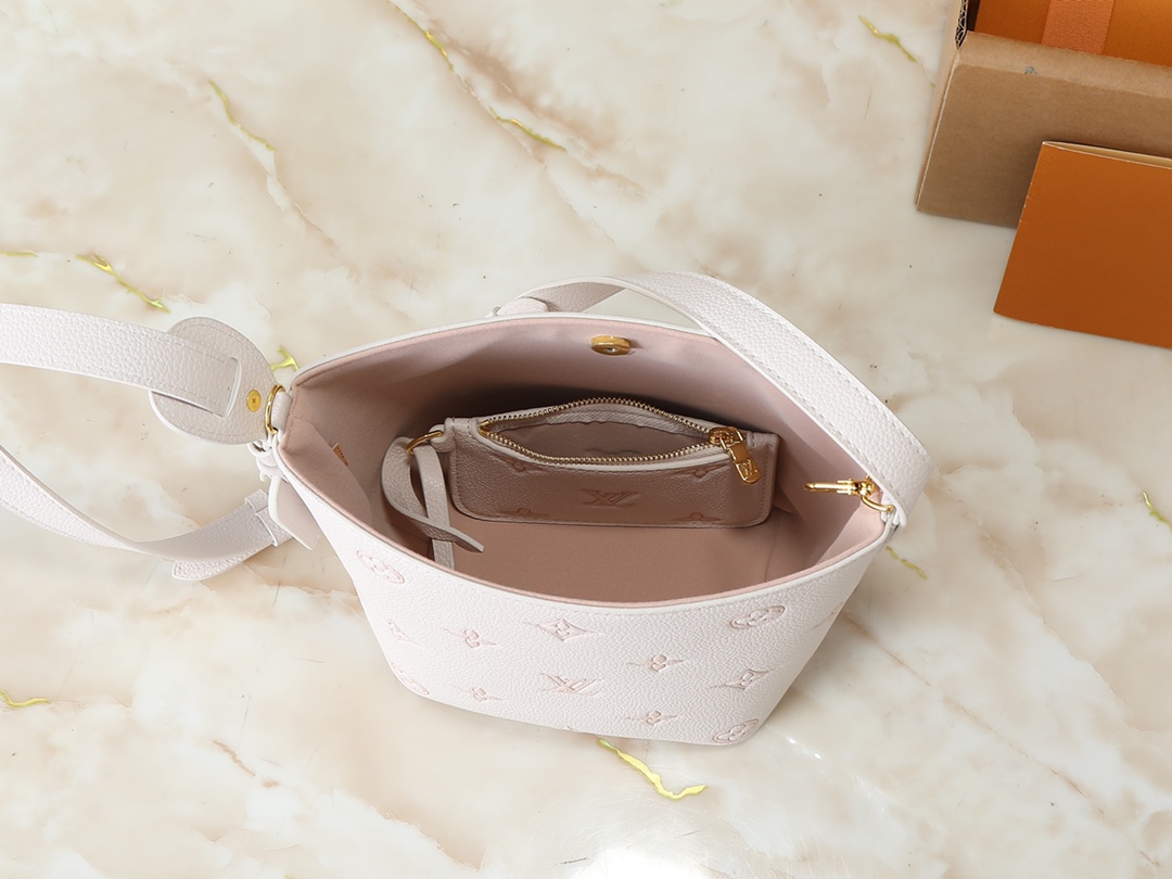 💰110💰升级原版 M27570 M28315 M27529 M12925 M28820 M12926 M13480 M13044 M14356 M13045 M13089 本款 All In BB 手袋以淡雅色调点亮视线，为日常造型注入清新活力。Monogram Empreinte 皮革包身配有莹泽金属件，装饰名牌和挂锁致敬品牌典藏行李箱设计，多种背携方式令日常所需优雅随行。尺寸:16 x 18 x 12 (厘米) ((长 x 高 x 宽)