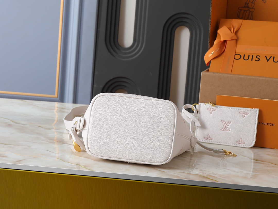 💰110💰升级原版 M27570 M28315 M27529 M12925 M28820 M12926 M13480 M13044 M14356 M13045 M13089 本款 All In BB 手袋以淡雅色调点亮视线，为日常造型注入清新活力。Monogram Empreinte 皮革包身配有莹泽金属件，装饰名牌和挂锁致敬品牌典藏行李箱设计，多种背携方式令日常所需优雅随行。尺寸:16 x 18 x 12 (厘米) ((长 x 高 x 宽)