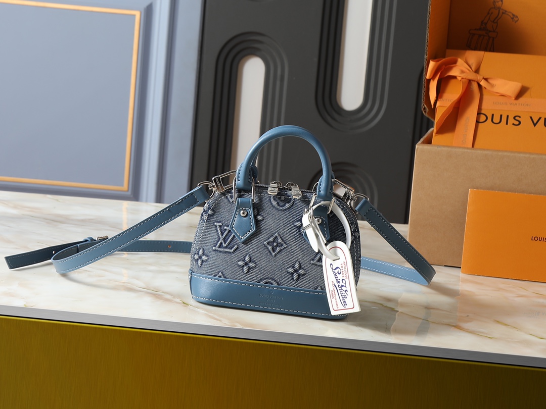 💰270💰升级原版 M82717【Alma Nano 浮雕牛仔贝壳手袋】迷你贝壳包系列 New launch Nano Alma 手袋 用微型版本再现象征性的阿尔玛包的纳米阿尔玛。与天然皮革材质的装饰相协调的路易威登的签名Monogram帆布素材。结合传统的魅力和现代的功能性，精巧地制作的项目。打开双拉链的话，会露出具有惊人的充裕的收纳空间的内部的设计。利用两个皮革手柄和可调节的可拆卸肩带，可以演出多种风格。尺寸： 18 x 12 x 8 cm