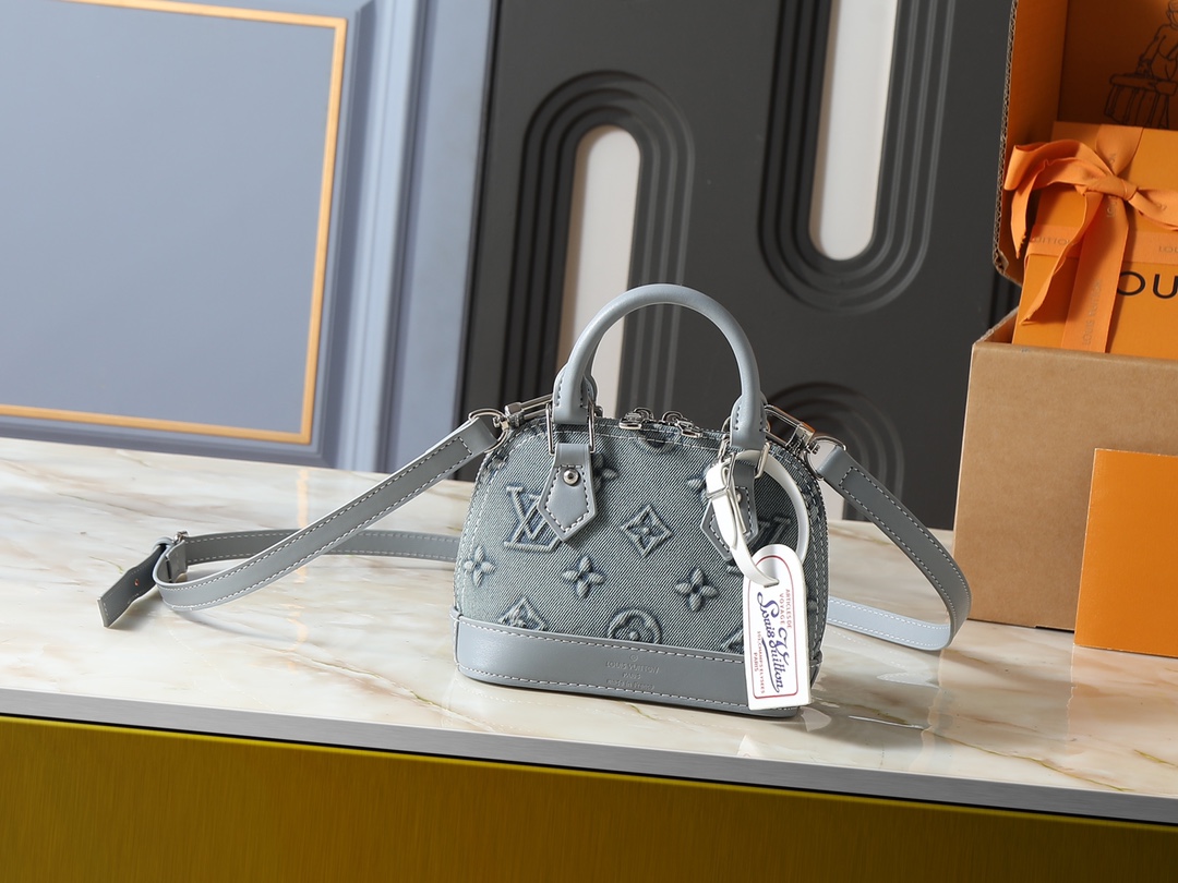 💰270💰升级原版 M82717【Alma Nano 浮雕牛仔贝壳手袋】迷你贝壳包系列 New launch Nano Alma 手袋 用微型版本再现象征性的阿尔玛包的纳米阿尔玛。与天然皮革材质的装饰相协调的路易威登的签名Monogram帆布素材。结合传统的魅力和现代的功能性，精巧地制作的项目。打开双拉链的话，会露出具有惊人的充裕的收纳空间的内部的设计。利用两个皮革手柄和可调节的可拆卸肩带，可以演出多种风格。尺寸： 18 x 12 x 8 cm