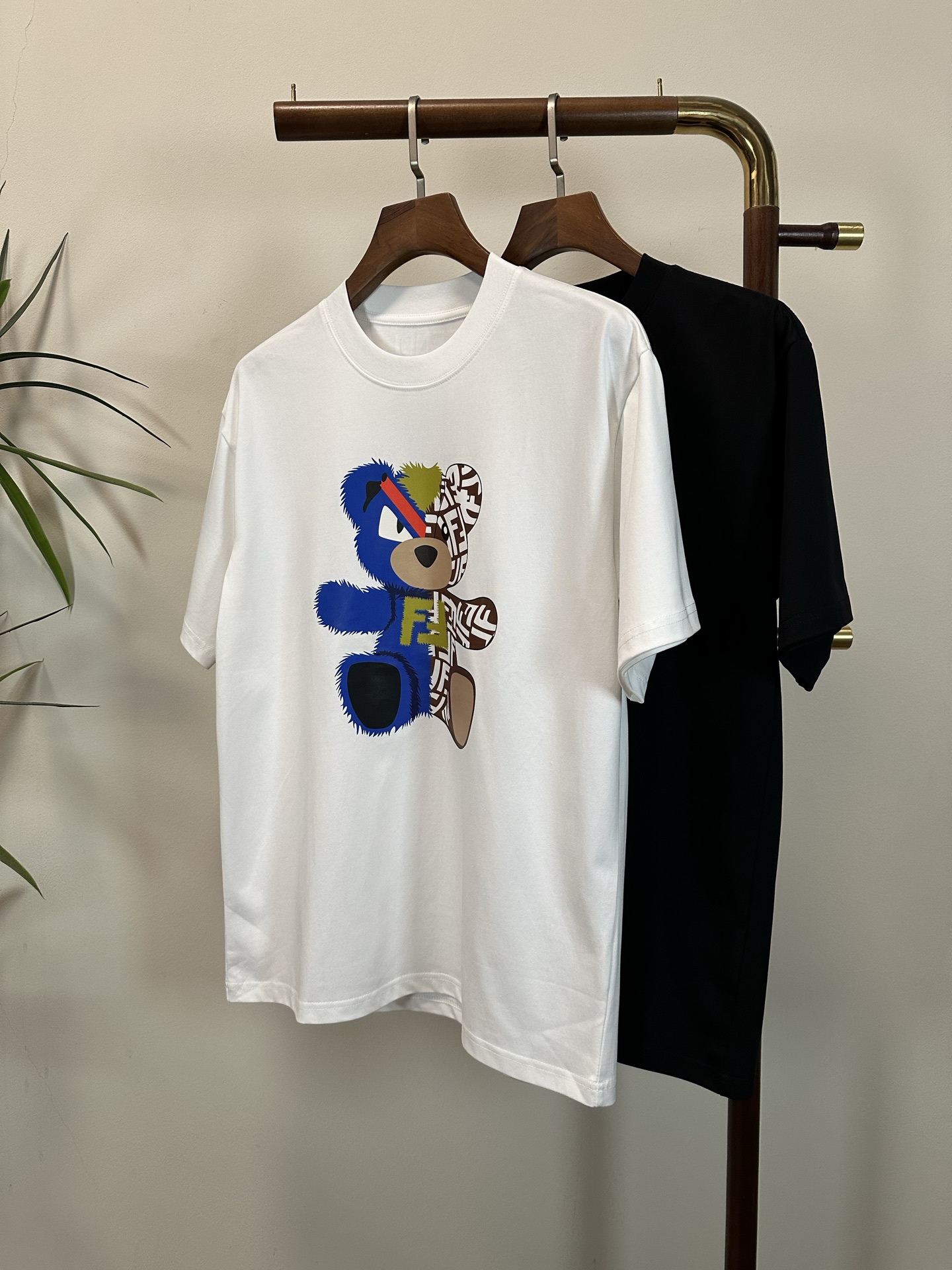 NO:482671,FD Fendi 2025 new round neck short-sleeved T-shirt high-end version!  Customized fabrics for counters are breathable and comfortable, with impeccable details, and the brand element design concept reflects high quality. The feel is delicate and soft!  It is casually cut, with a great upper body style!  Code number M-3XL, fendi, T-shirt, tees, t-shirt, alexander wang19860909FD 芬迪2025新款 圆领 短袖 T恤 高端版本！专柜定制面料 透气舒适度高,细节无可挑剔,品牌元素设计理念,体现高品质.手感细腻柔软！呈现休闲裁剪,上身版型超赞！ 码数M-3XL,,fendi,T-shirt,tees，t-shirt,alexander wang,Men's clothing