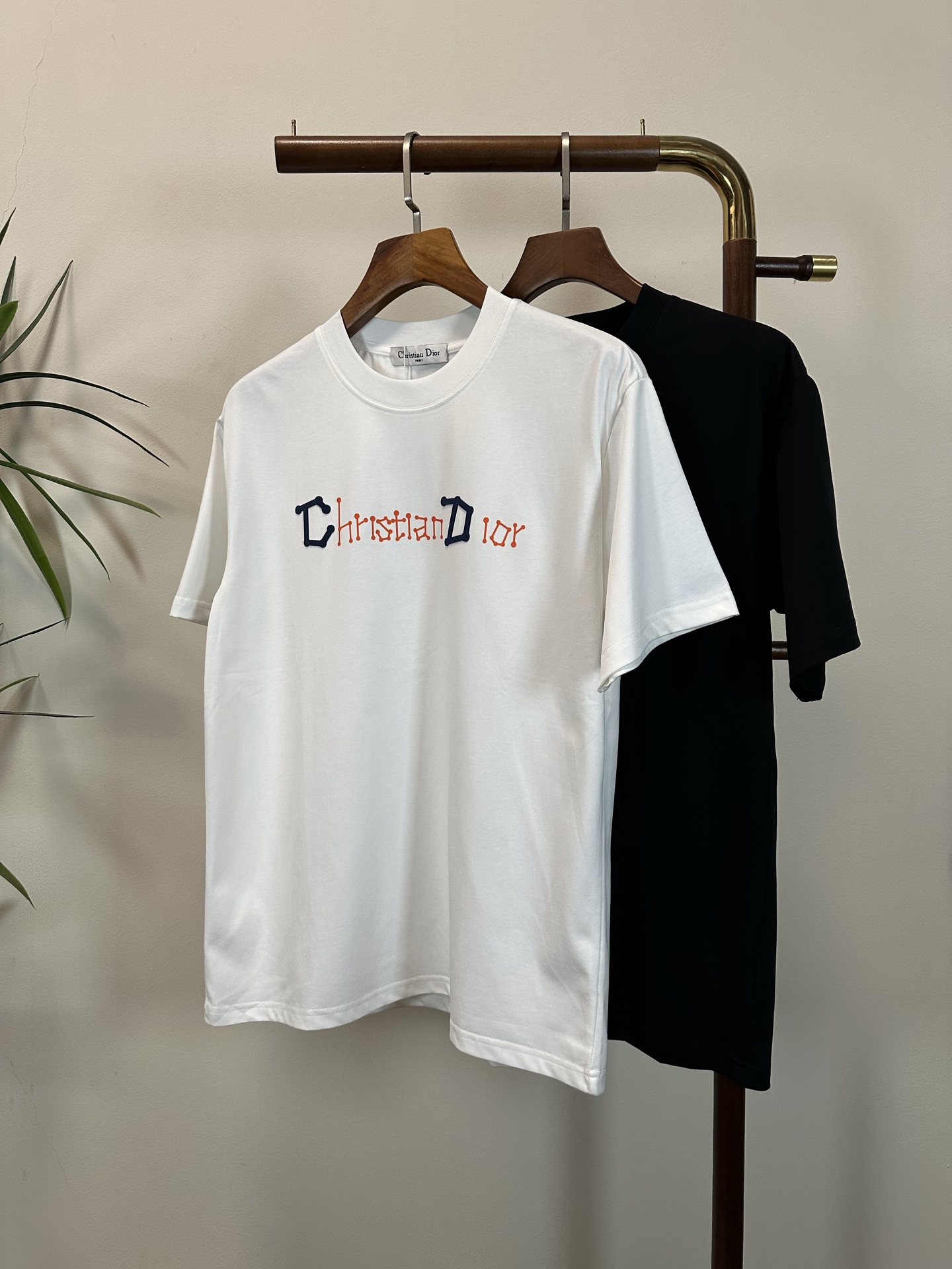 NO:482667,CD Dior 2025 new round neck short-sleeved T-shirt high-end version!  Customized fabrics for counters are breathable and comfortable, with impeccable details, and the brand element design concept reflects high quality. The feel is delicate and soft!  It is casually cut, with a great upper body style!  Code number M-3XL, dior, T-shirt,tees, t-shirt,alexander wang19860909CD 迪奥2025新款 圆领 短袖 T恤 高端版本！专柜定制面料 透气舒适度高,细节无可挑剔,品牌元素设计理念,体现高品质.手感细腻柔软！呈现休闲裁剪,上身版型超赞！ 码数M-3XL,,dior,T-shirt,tees，t-shirt,alexander wang,Men's clothing