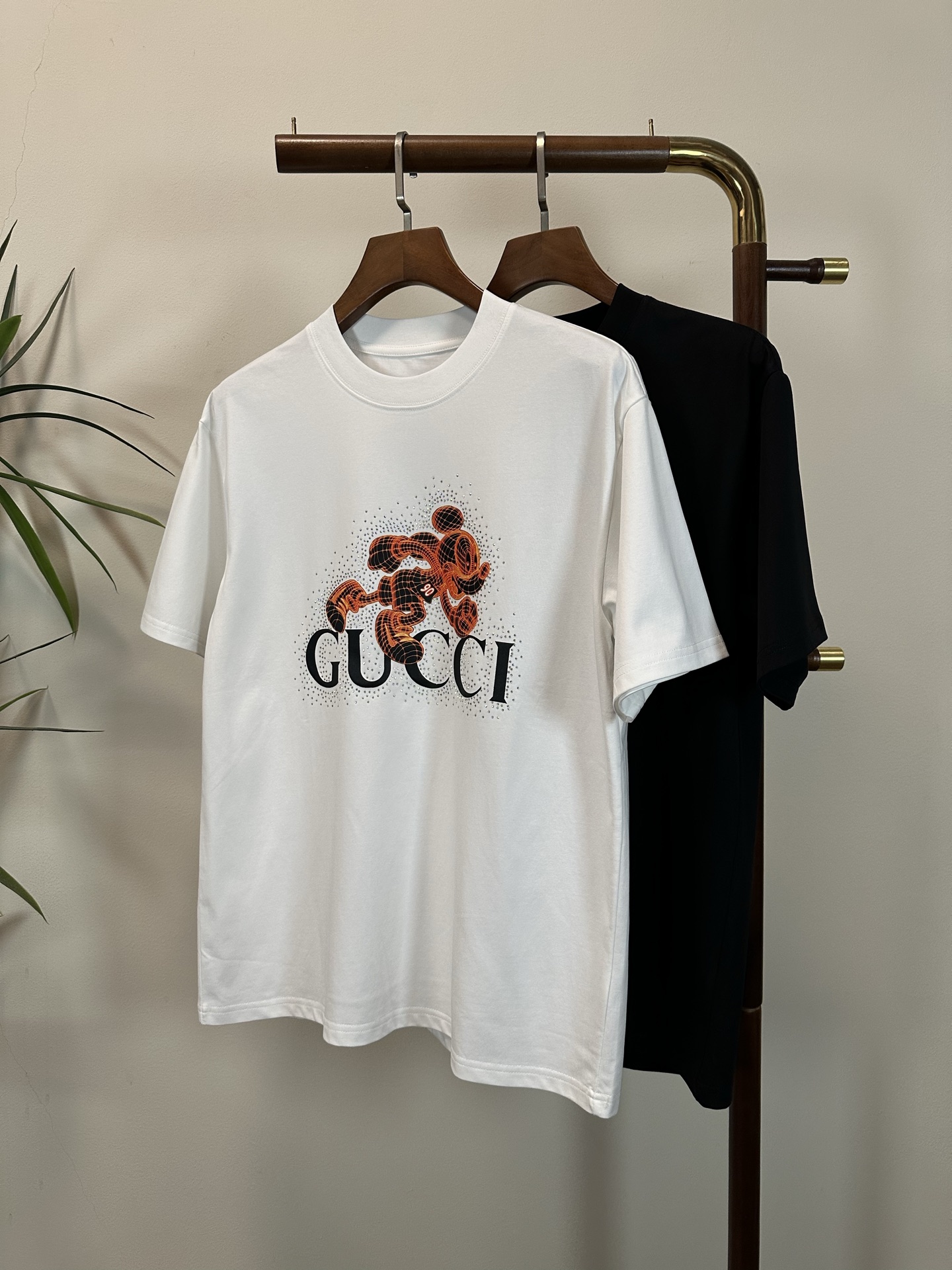 NO:482662,GU Gucci 2025 new round neck short-sleeved T-shirt high-end version!  Customized fabrics for counters are breathable and comfortable, with impeccable details, and the brand element design concept reflects high quality. The feel is delicate and soft!  It is casually cut, with a great upper body style!  Code number M-3XL, gucci, T-shirt,tees, t-shirt,alexander wang19860909GU 古驰2025新款 圆领 短袖 T恤 高端版本！专柜定制面料 透气舒适度高,细节无可挑剔,品牌元素设计理念,体现高品质.手感细腻柔软！呈现休闲裁剪,上身版型超赞！ 码数M-3XL,,gucci,T-shirt,tees，t-shirt,alexander wang,Men's clothing