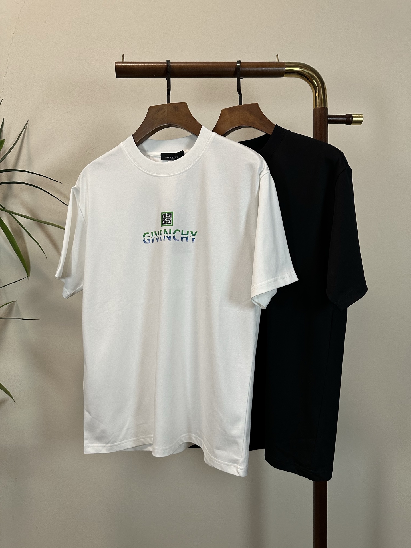 NO:482656,GVC Givenchy 2025 new round neck short-sleeved T-shirt high-end version!  Customized fabrics for counters are breathable and comfortable, with impeccable details, and the brand element design concept reflects high quality. The feel is delicate and soft!  It is casually cut, with a great upper body style!  Code number M-3XL, given, T-shirt,tees,t-shirt,alexander wang19860909GVC 纪梵希2025新款 圆领 短袖 T恤 高端版本！专柜定制面料 透气舒适度高,细节无可挑剔,品牌元素设计理念,体现高品质.手感细腻柔软！呈现休闲裁剪,上身版型超赞！ 码数M-3XL,,givenchy,T-shirt,tees，t-shirt,alexander wang,Men's clothing