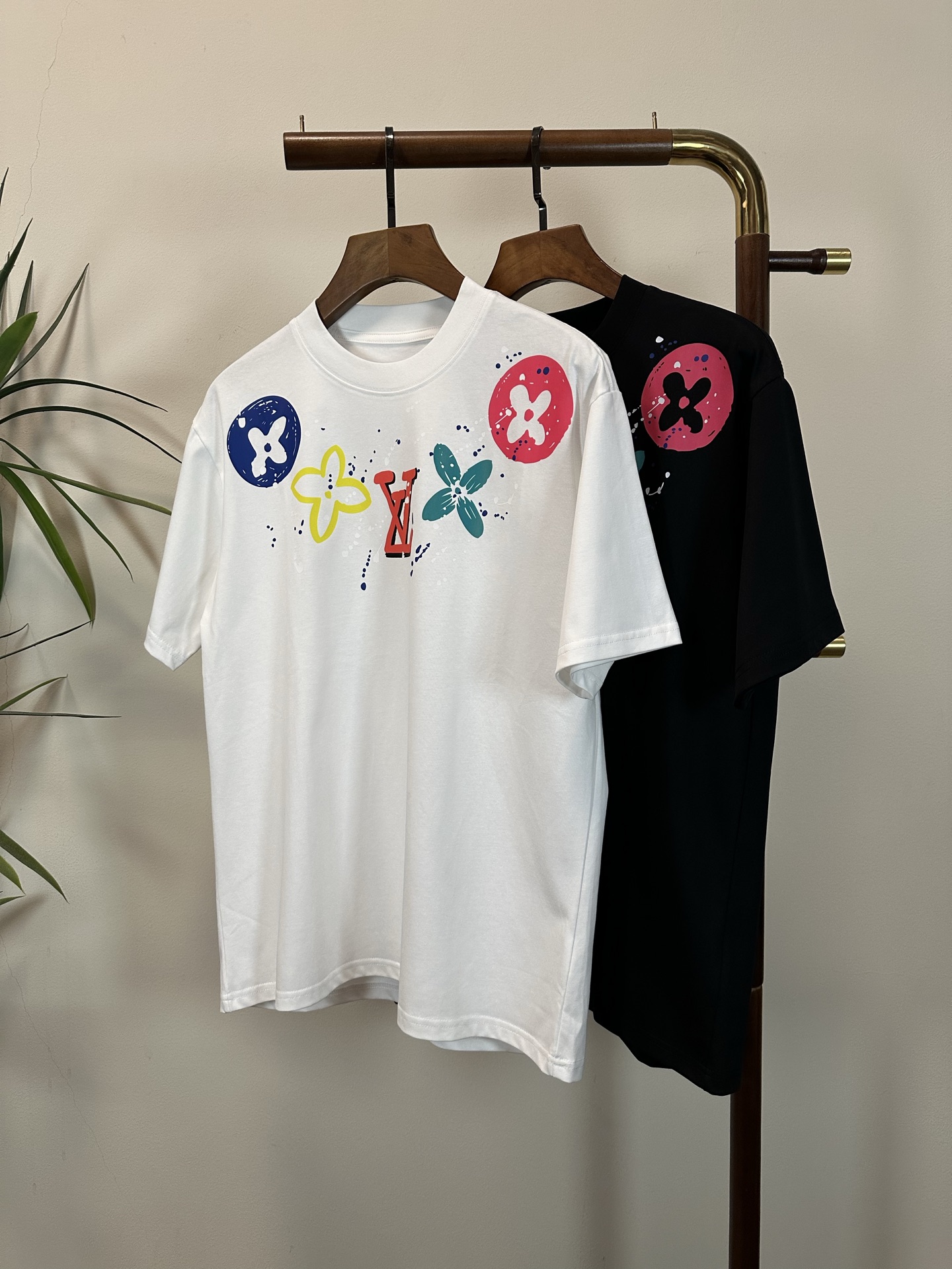 NO:482651,LV Louis Vuitton 2025 new round neck short-sleeved T-shirt high-end version!  Customized fabrics for counters are breathable and comfortable, with impeccable details, and the brand element design concept reflects high quality. The feel is delicate and soft!  It is casually cut, with a great upper body style!  Code number M-3XL, louis vuitton,louis vuitton,t-shirt,tees,t-shirt,alexander wang19860909LV 路易威登 2025新款 圆领 短袖 T恤 高端版本！专柜定制面料 透气舒适度高,细节无可挑剔,品牌元素设计理念,体现高品质.手感细腻柔软！呈现休闲裁剪,上身版型超赞！ 码数M-3XL,,louis vuitton,louis vuitton,T-shirt,tees，t-shirt,alexander wang,Men's clothing